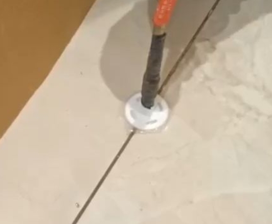 扎囊瓷砖空鼓维修公司专业解答瓷砖在铺贴过程中，如果没有涂抹均匀到位的粘结材料（如水泥砂浆或瓷砖胶），可能会导致以下问题